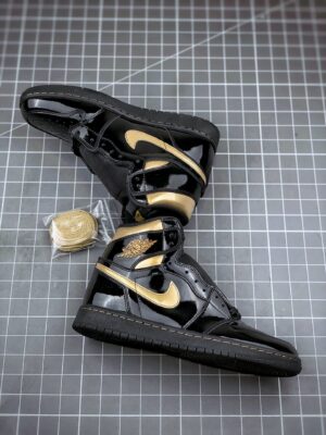AJ Jordan 1 High OG Black/Metallic Gold 555088-032